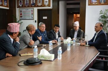 finance-minister-with-businessman-